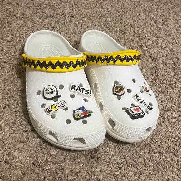 Peanuts crocs women’s size 10 and men’s size 8 - Picture 3 of 3